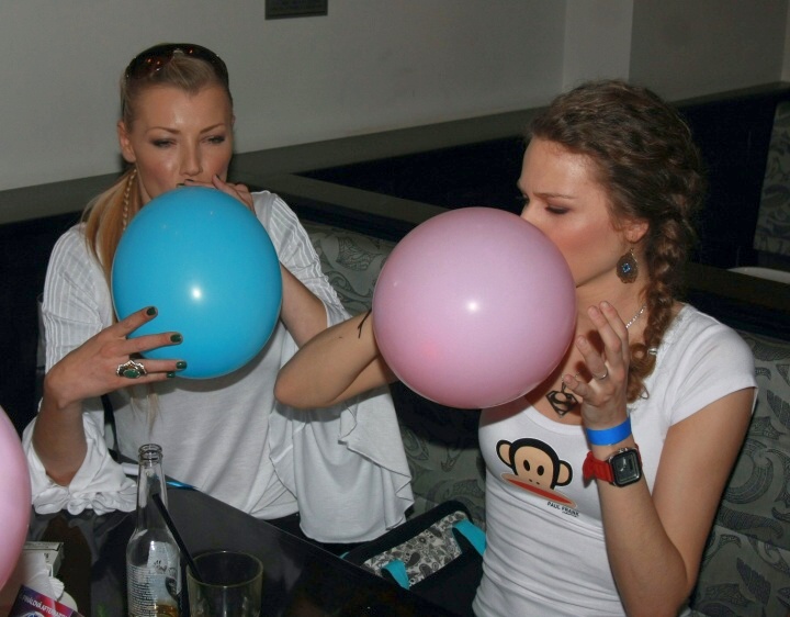 Z Helenou nafukuje balonky